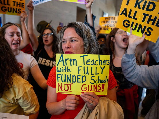 Tennessee usvojio zakon koji dopušta učiteljima oružje u školama