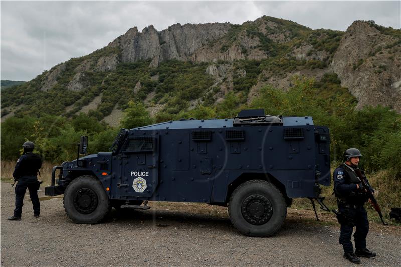 Tenzije na sjeveru Kosova, avioni Vojske Srbije nadlijetali prijelaz Jarinje