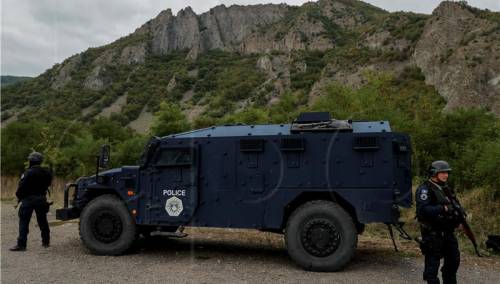 Tenzije na sjeveru Kosova, avioni Vojske Srbije nadlijetali prijelaz Jarinje