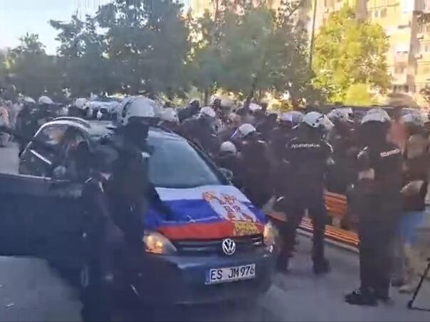 Tenzije u Novom Sadu: Blokirane ulice, privedeni autoprevoznik i njegov sin