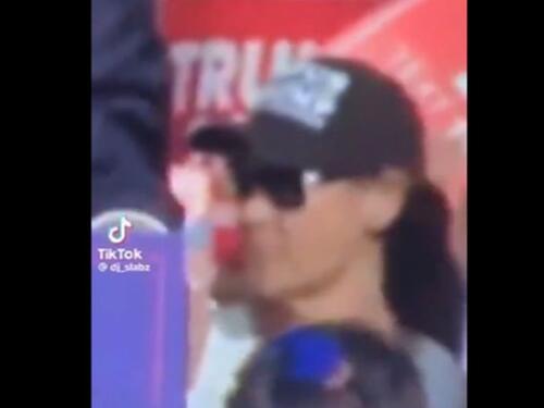 Teorija zavjere ili ne? Mnogi su uočili čudno ponašanje žene iza Trumpa nakon pucnjave