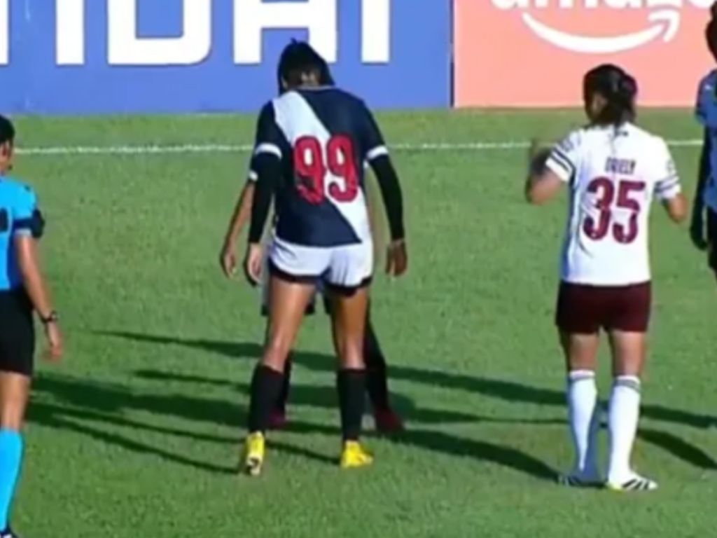 Teren se "napuhao" usred utakmice i prekinuo meč