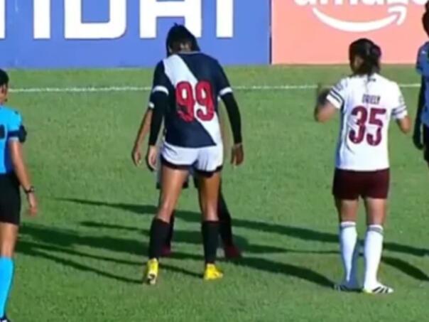 Teren se "napuhao" usred utakmice i prekinuo meč