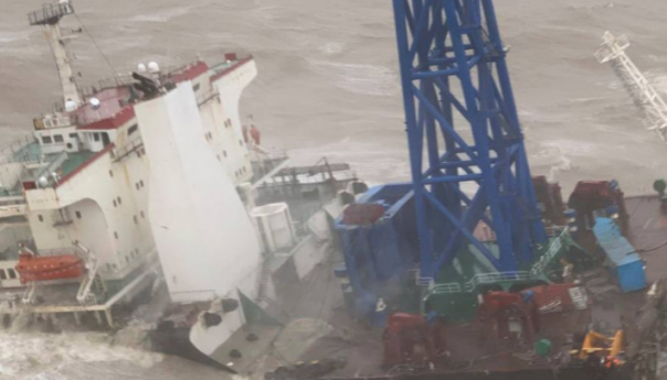 Teretni brod s 30 članova posade raspolovio se u Južnom kineskom moru