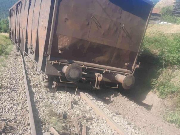 Teretni voz izletio sa šina kod Zenice, pogledajte fotografije