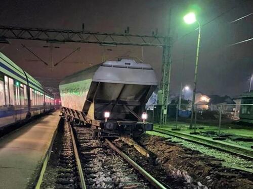 Teretni voz u Hrvatskoj izletio sa šina i oštetio dio perona