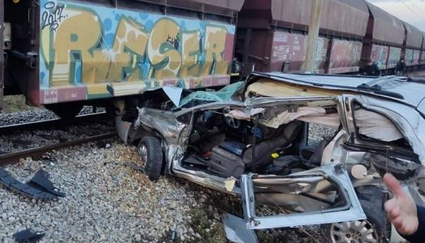 Teretni voz udario automobil na pruzi, vozač povrijeđen