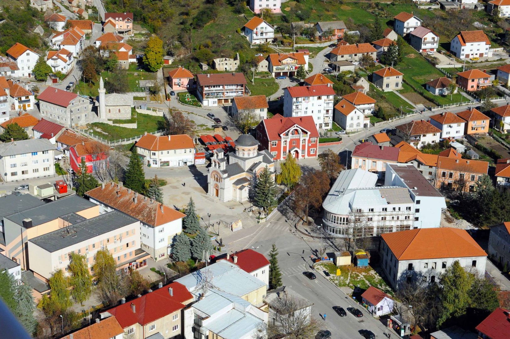 Teretno vozilo udarilo maloljetnog pješaka u Gacku, preminuo u bolnici