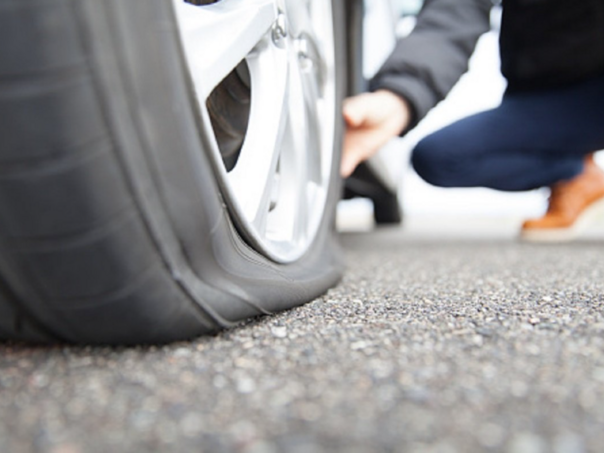 Tešanj: Izbušene gume na tri auta, policija traga za počiniocem