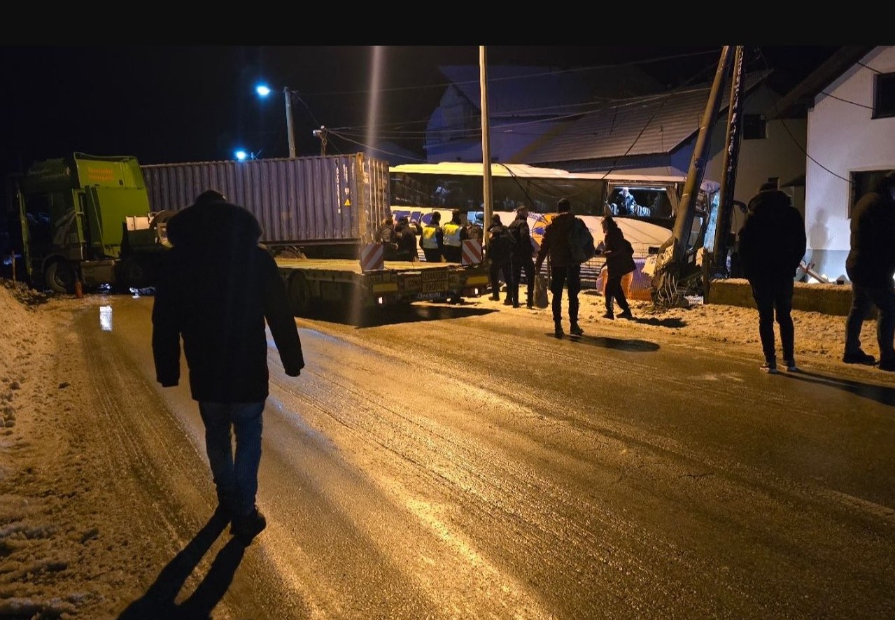 Teška nesreća kod Dervente: Sudarili se tri kamiona i autobus
