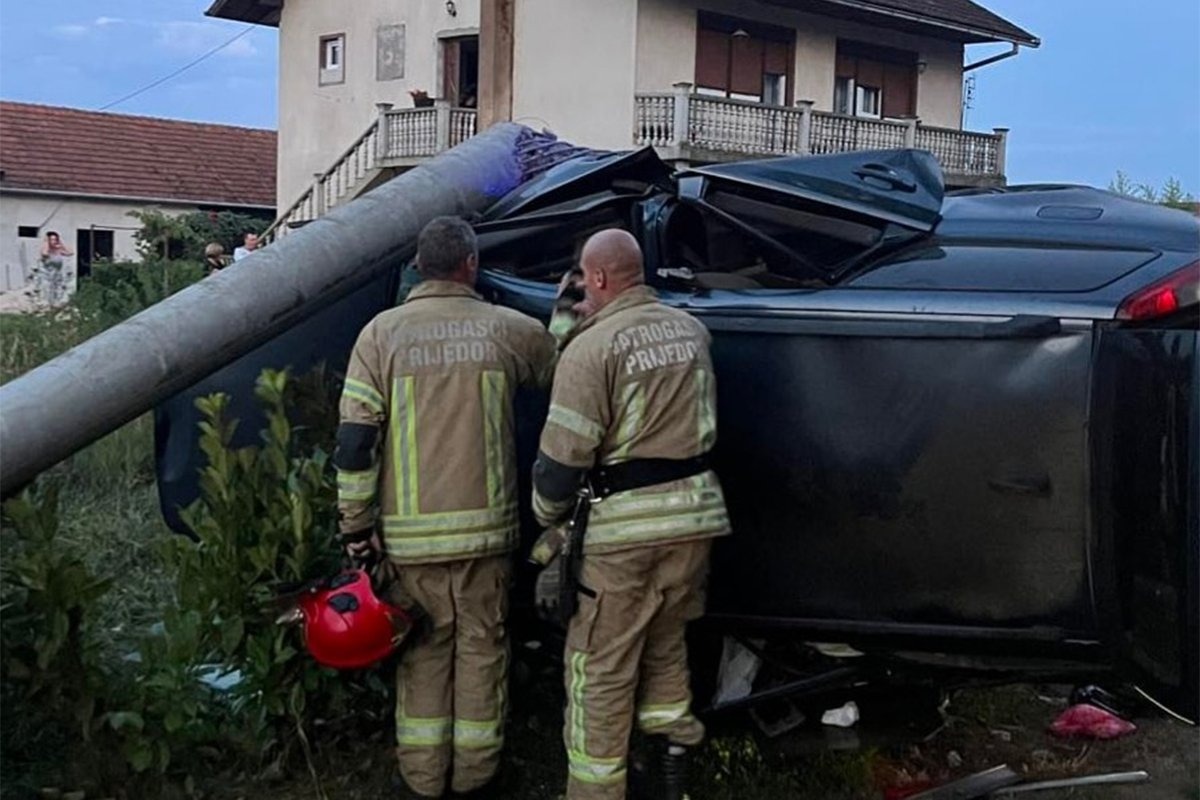 Teška nesreća kod Prijedora: Volvo sletio s puta i udario u stub, vozač teško povrijeđen