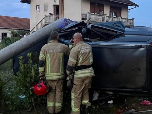 Teška nesreća kod Prijedora: Volvo sletio s puta i udario u stub, vozač teško povrijeđen