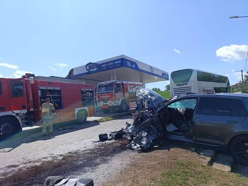 Teška nesreća kod Prijedora: Vozač golfa teško povrijeđen u sudaru s autobusom