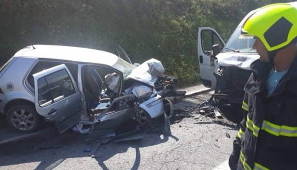 Teška nesreća kod Srebrenika: Strahovit sudar kombija i vozila, ima povrijeđenih