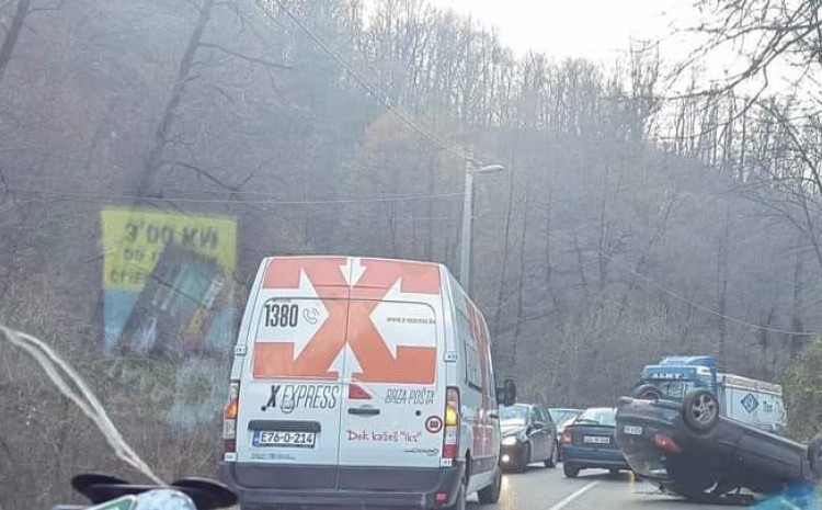 Teška nesreća kod Zenice: Udaren maloljetni pješak (13), auto završio na krovu