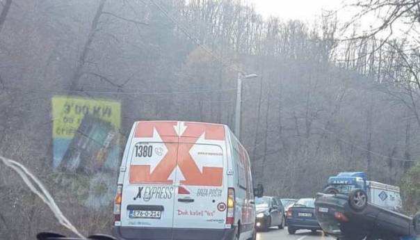 Teška nesreća kod Zenice: Udaren maloljetni pješak (13), auto završio na krovu