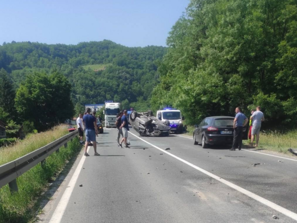 Teška nesreća kod Žepča: Automobil se prevrnuo na krov, jedna osoba povrijeđena