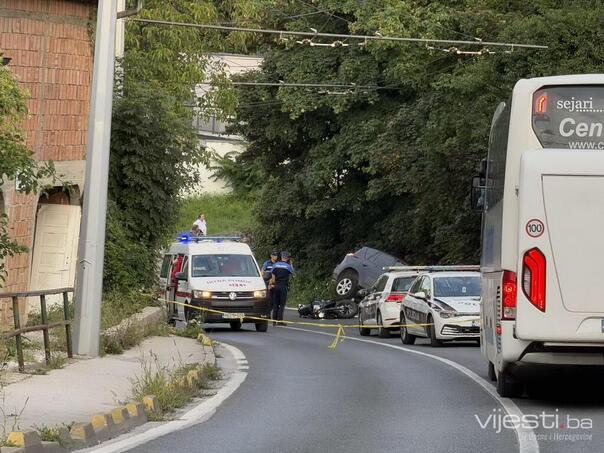 Teška nesreća na Kobiljoj Glavi: Sudar motocikla i automobila, saobraćaj obustavljen