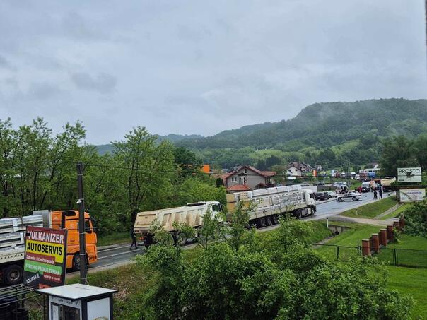 Teška nesreća na M-17: Četiri vozila učestvovala, šest povrijeđenih!