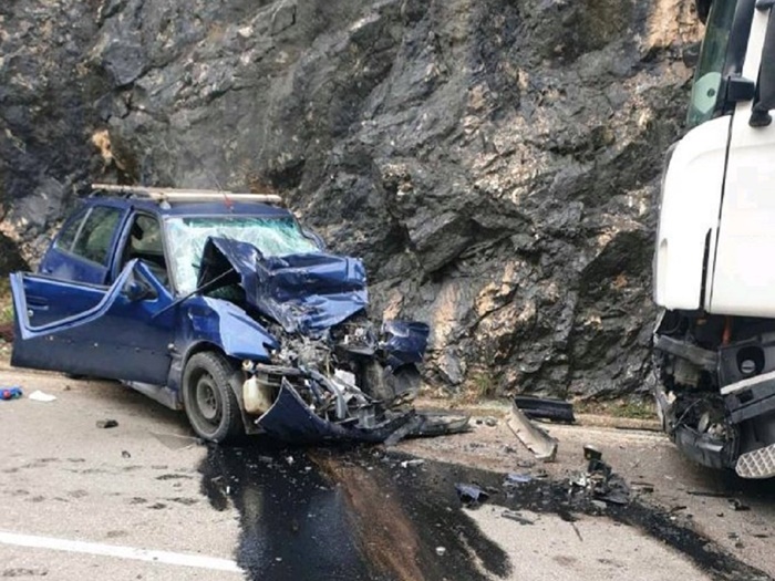 Teška nesreća na putu Banjaluka - Jajce, sudarili se šleper i auto