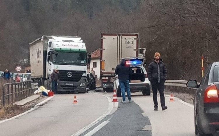 Teška nesreća na putu Olovo - Kladanj, obustavljen saobraćaj