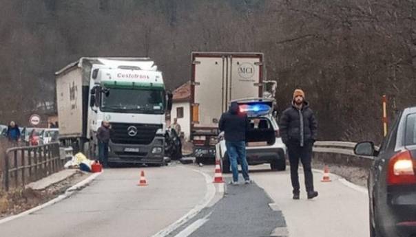 Teška nesreća na putu Olovo - Kladanj, obustavljen saobraćaj