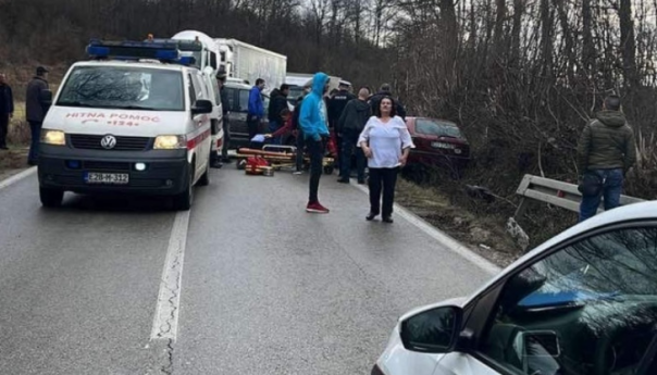 Teška nesreća u Busovači: Povrijeđeno pet osoba, policija i hitna na terenu