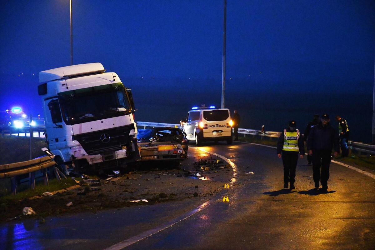 Teška nesreća u Hrvatskoj: Kamionom udario u automobil, poginule tri osobe