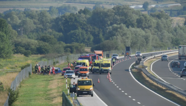 Hrvatska: Najmanje 11 mrtvih u slijetanju autobusa sa autoputa