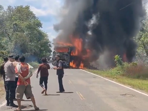 Teška nesreća u Indoneziji: Sudar autobusa i cisterne odnio 16 života
