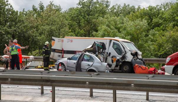 Teška nesreća u Lici, dvoje mrtvih, troje teško ozlijeđenih