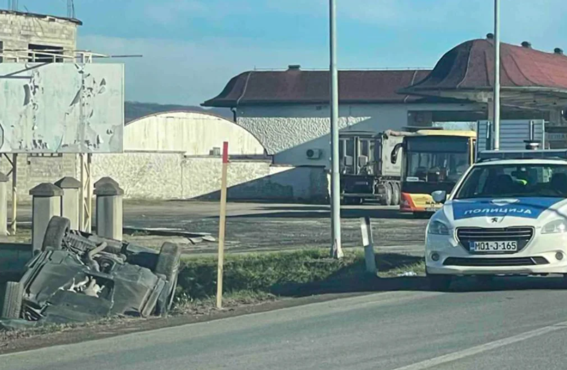 Teška nesreća u Prijedoru: Automobil završio na krovu