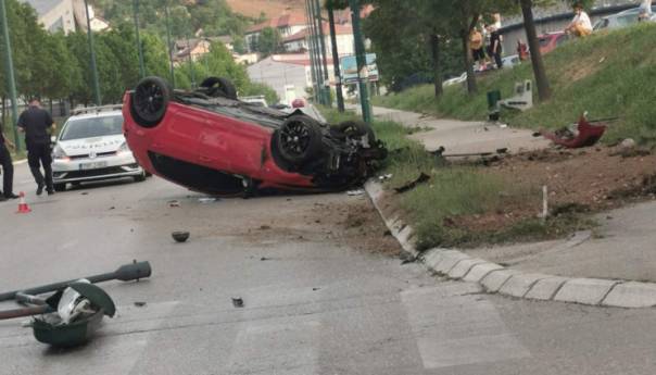 Teška nesreća u Sarajevu: Automobilom oborio banderu, a potom se prevrnuo
