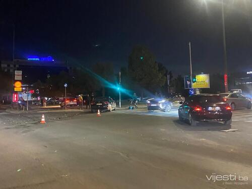 Teška nesreća u Sarajevu: Dijelovi automobila rasuti po cesti