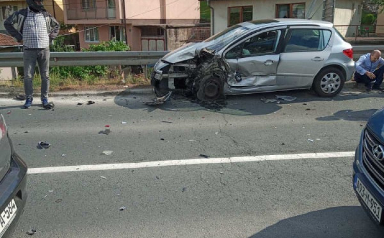 Teška nesreća u Sarajevu: U sudaru dva vozila povrijeđene tri osobe