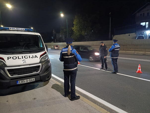 Teška nesreća u Sarajevu: Vozač Renaulta udario ženu (79) tokom vožnje unazad
