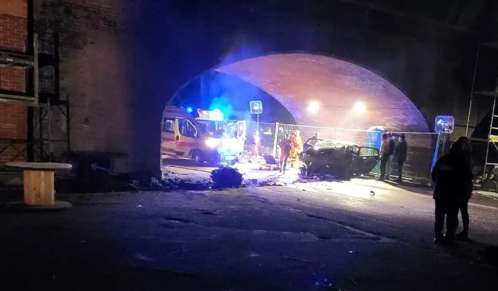 Teška nesreća u Sisku: Petero mladih se autom zabili u most