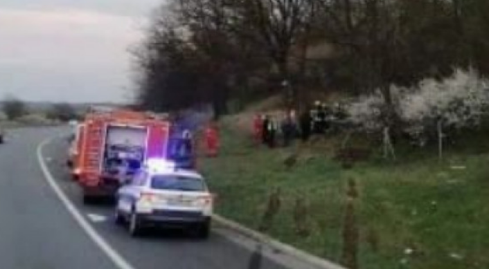 Teška nesreća u Srbiji: Vozilo sletilo sa kolovoza i prevrnulo se