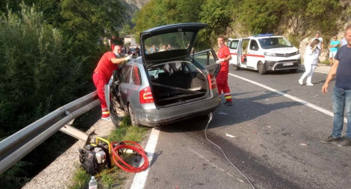 Teška saobraćajna nesreća kod Konjica: Automobil podletio pod kamion