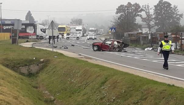 Teška saobraćajna nesreća kod Tešnja, poginula jedna osoba