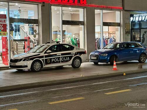 Teška saobraćajna nesreća kod Vječne vatre: Audi izletio s ceste i naletio na pješakinje