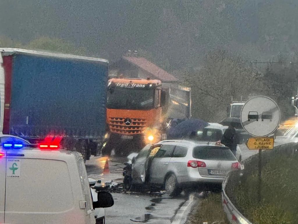 Teška saobraćajna nesreća kod Žepča, jedna osoba teško povrijeđena