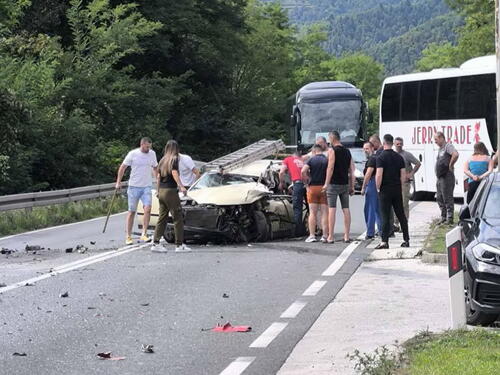 Teška saobraćajna nesreća kod Žepča: Sudarili se kamion i automobil