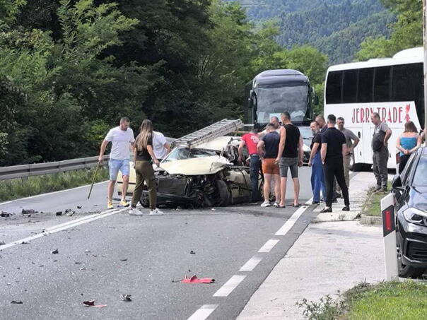 Teška saobraćajna nesreća kod Žepča: Sudarili se kamion i automobil
