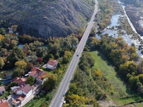 Teška saobraćajna nesreća na M-17, poginula jedna osoba