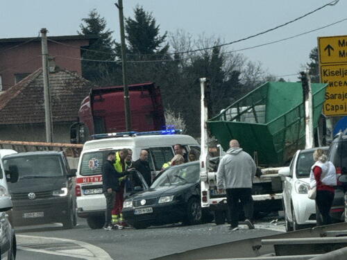 Teška saobraćajna nesreća na Mostarskom raskršću, saobraćaj usporen