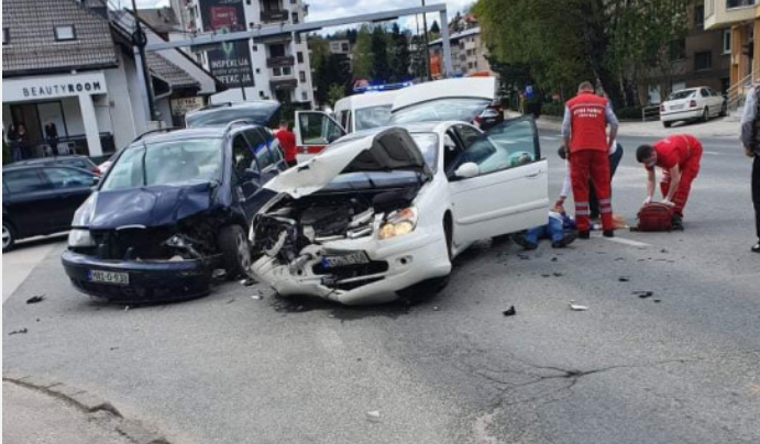 Teška saobraćajna nesreća, najmanje jedna osoba povrijeđena