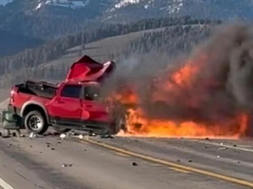 Teška saobraćajna nesreća: Sedmoro poginulih u sudaru pickupa i kombija