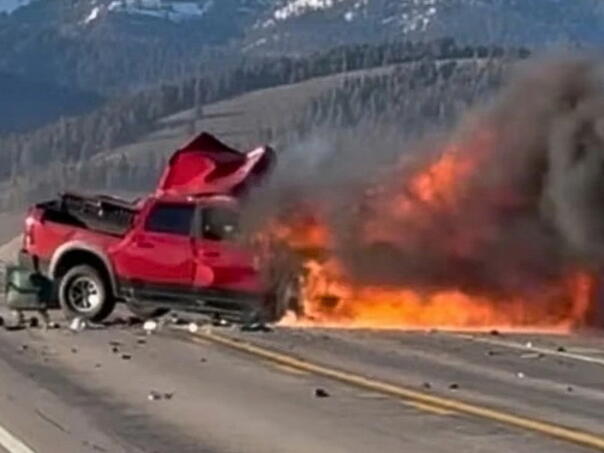 Teška saobraćajna nesreća: Sedmoro poginulih u sudaru pickupa i kombija