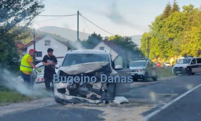 Teška saobraćajna nesreća: Sudar dva vozila, više osoba povrijeđeno